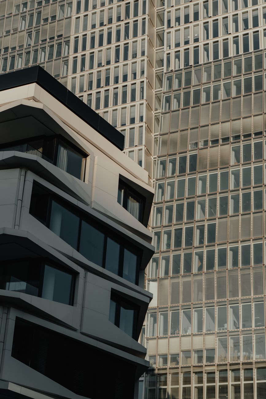Moderne bygning med glasfacader og lange arkitektoniske linjer